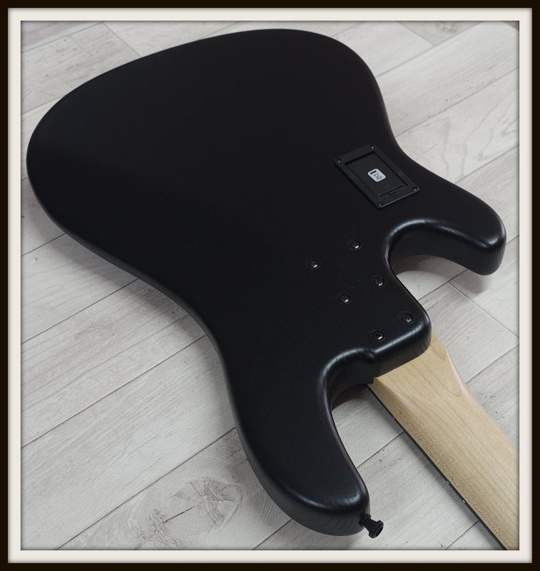 Sandberg California II Central 4 Ebony, Open Pore Black